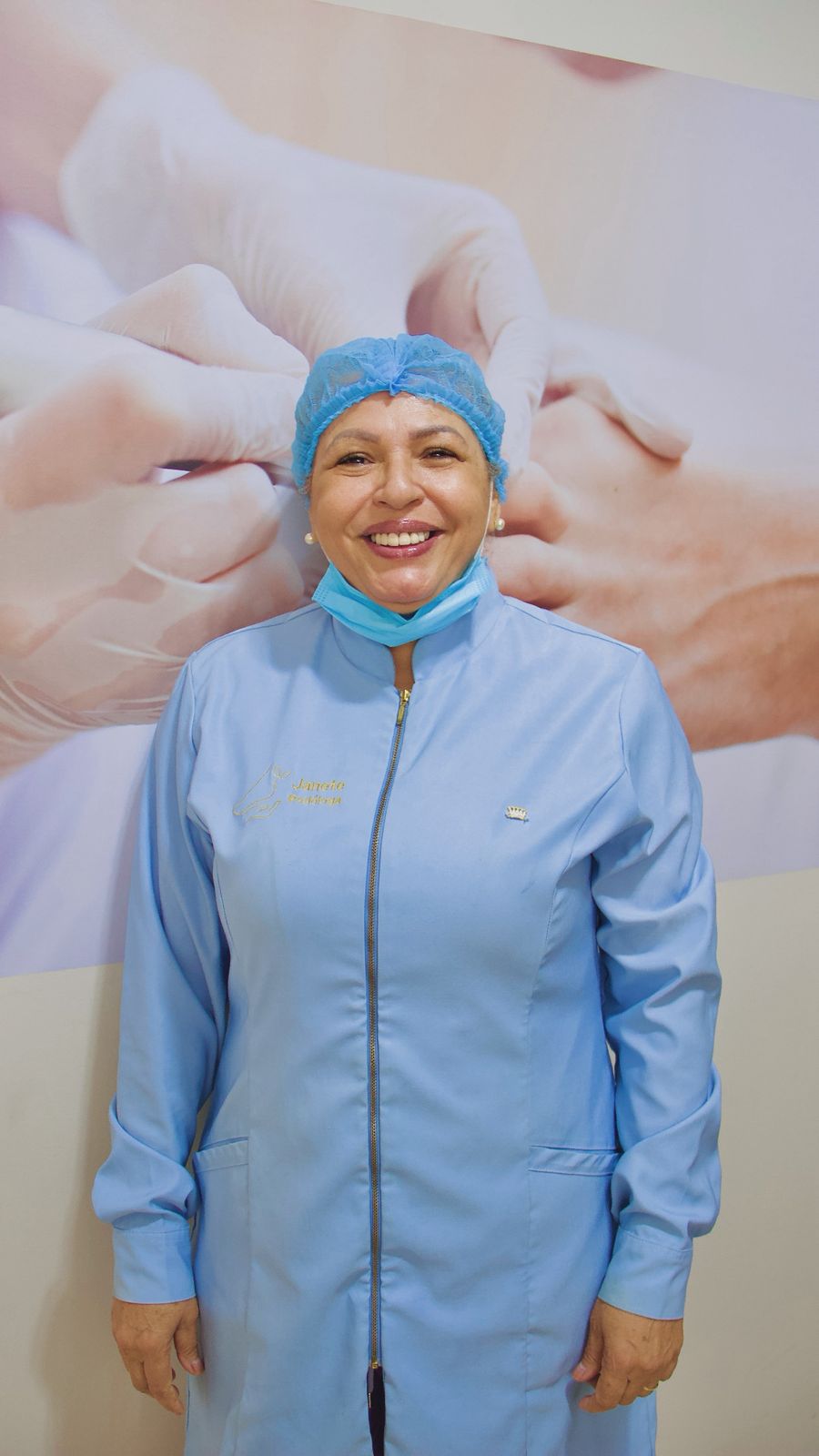 Podóloga Janete sorrindo no consultório