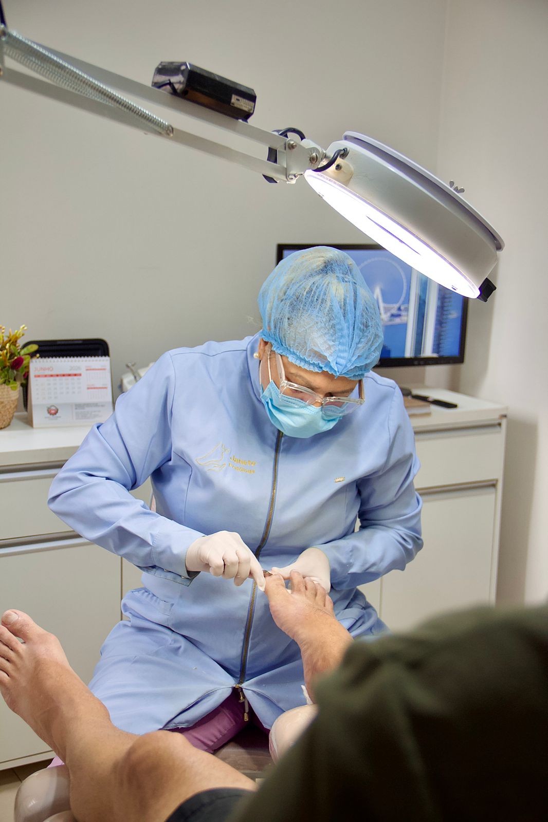 Tratamento técnico para unha encravada com atendimento humanizado