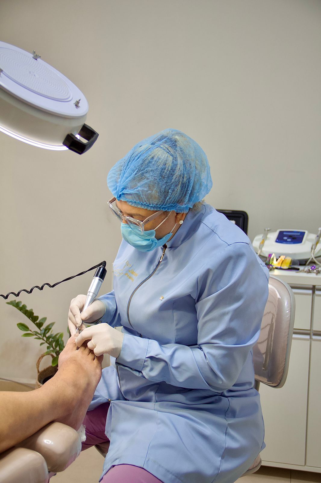 Atendimento podológico com cuidado e higienização